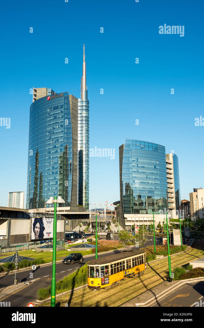 Milan, Lombardie, Italie. Tramway emblématique du quartier des affaires de Porta Nuova avec en arrière-plan. Banque D'Images
