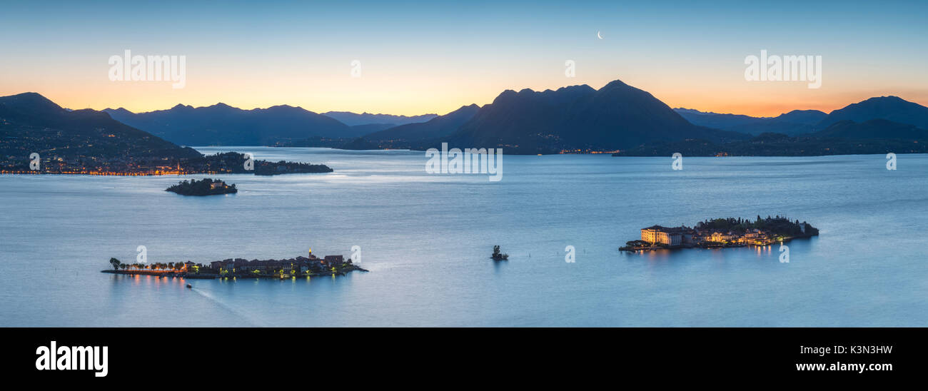 Îles Borromées, Lac Majeur, Stresa, Verbano-Cusio-Ossola, Piémont, Italie. Vue panoramique sur les îles britanniques à l'aube avec lune. Banque D'Images