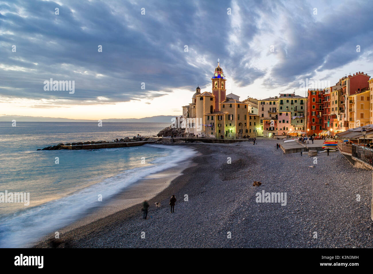 Les gens sur la plage et le front de mer. Gênes, ligurie, italie Banque D'Images