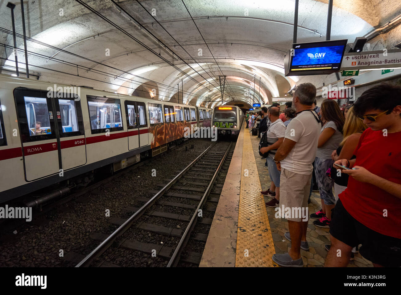 Les touristes à la station de métro Colosseo à Rome, Italie Banque D'Images