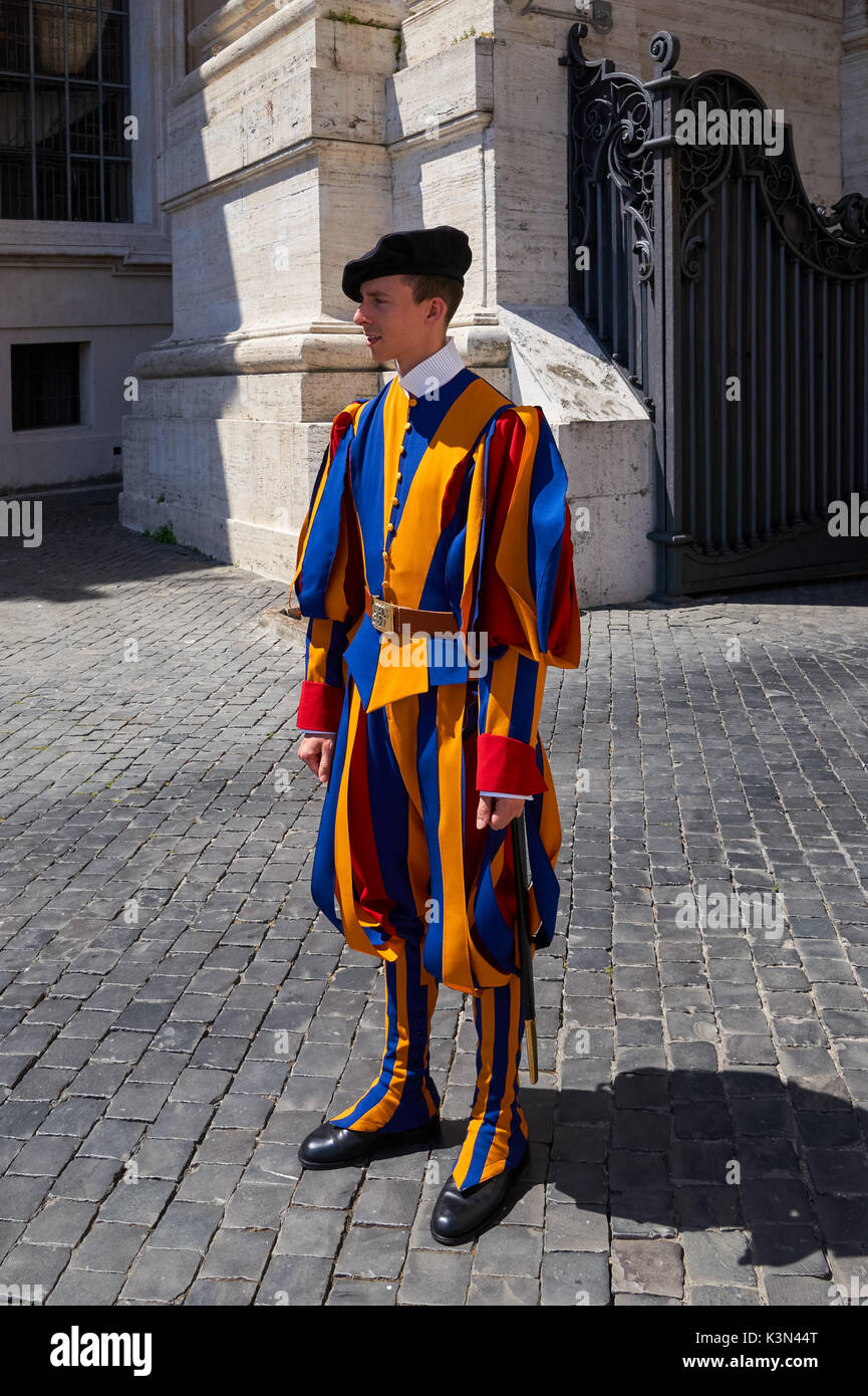 Un membre de la Garde Suisse Pontificale lors de la la Place Saint Pierre dans la Cité du Vatican, Rome, Italie Banque D'Images