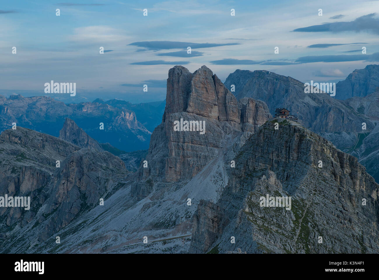 Ra Gusela, Dolomites, Veneto, Italie. Les pics de Averau et Nuvolau avec le refuge tôt le matin Banque D'Images