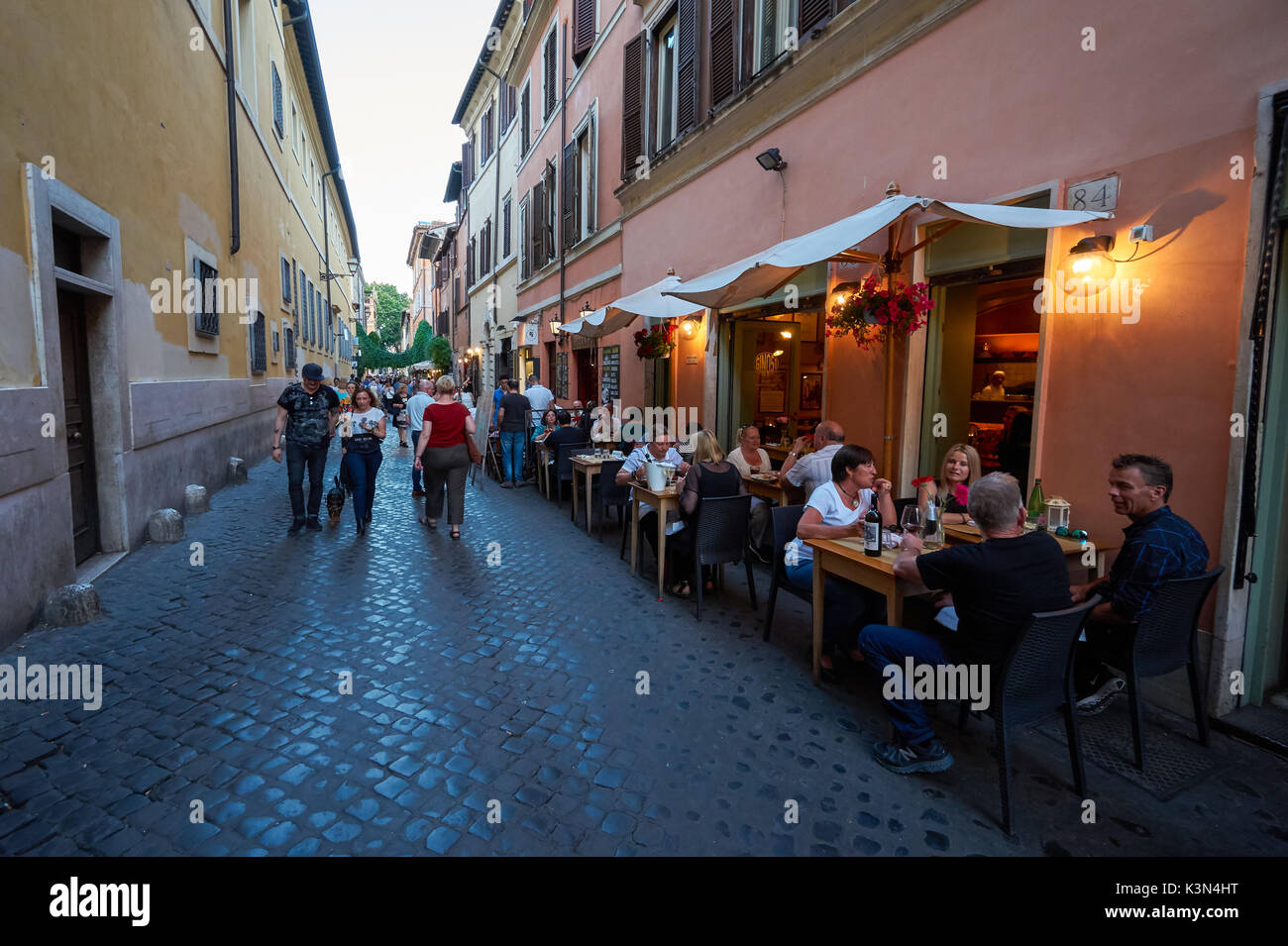 Les touristes visitant restaurants dans le Trastevere, Rome, Italie Banque D'Images