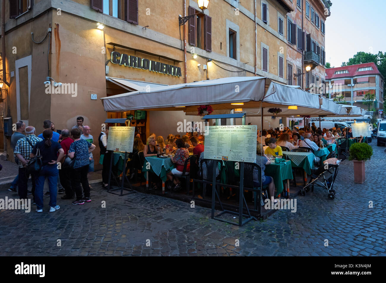Les touristes visitant restaurants dans le Trastevere, Rome, Italie Banque D'Images