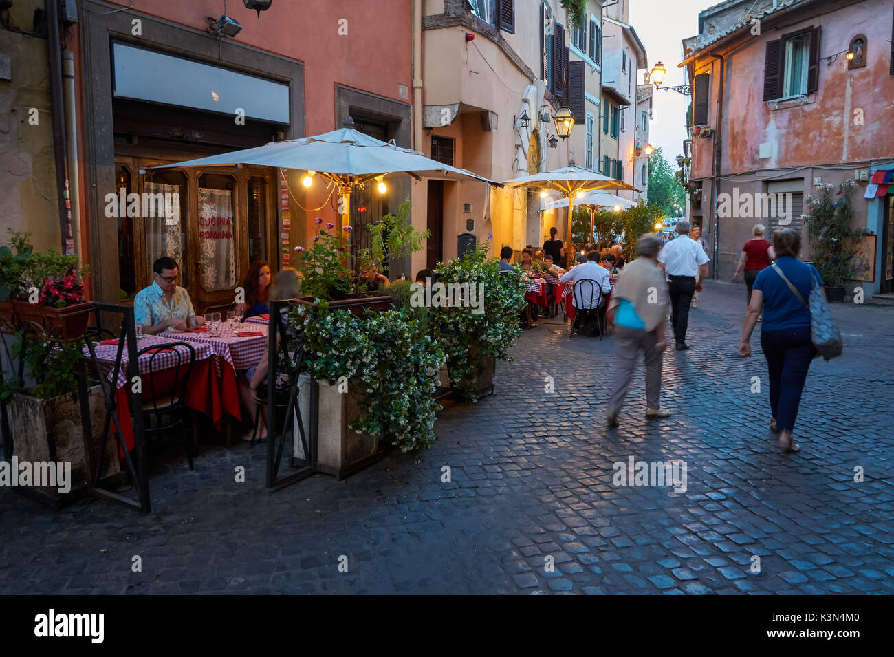 Les touristes visitant restaurants dans le Trastevere, Rome, Italie Banque D'Images