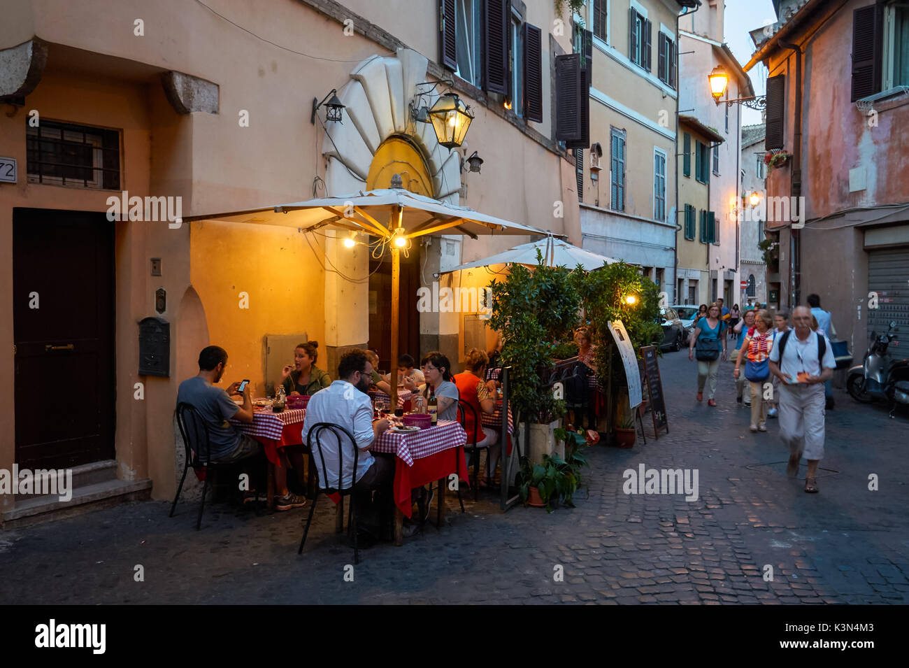 Les touristes visitant restaurants dans le Trastevere, Rome, Italie Banque D'Images