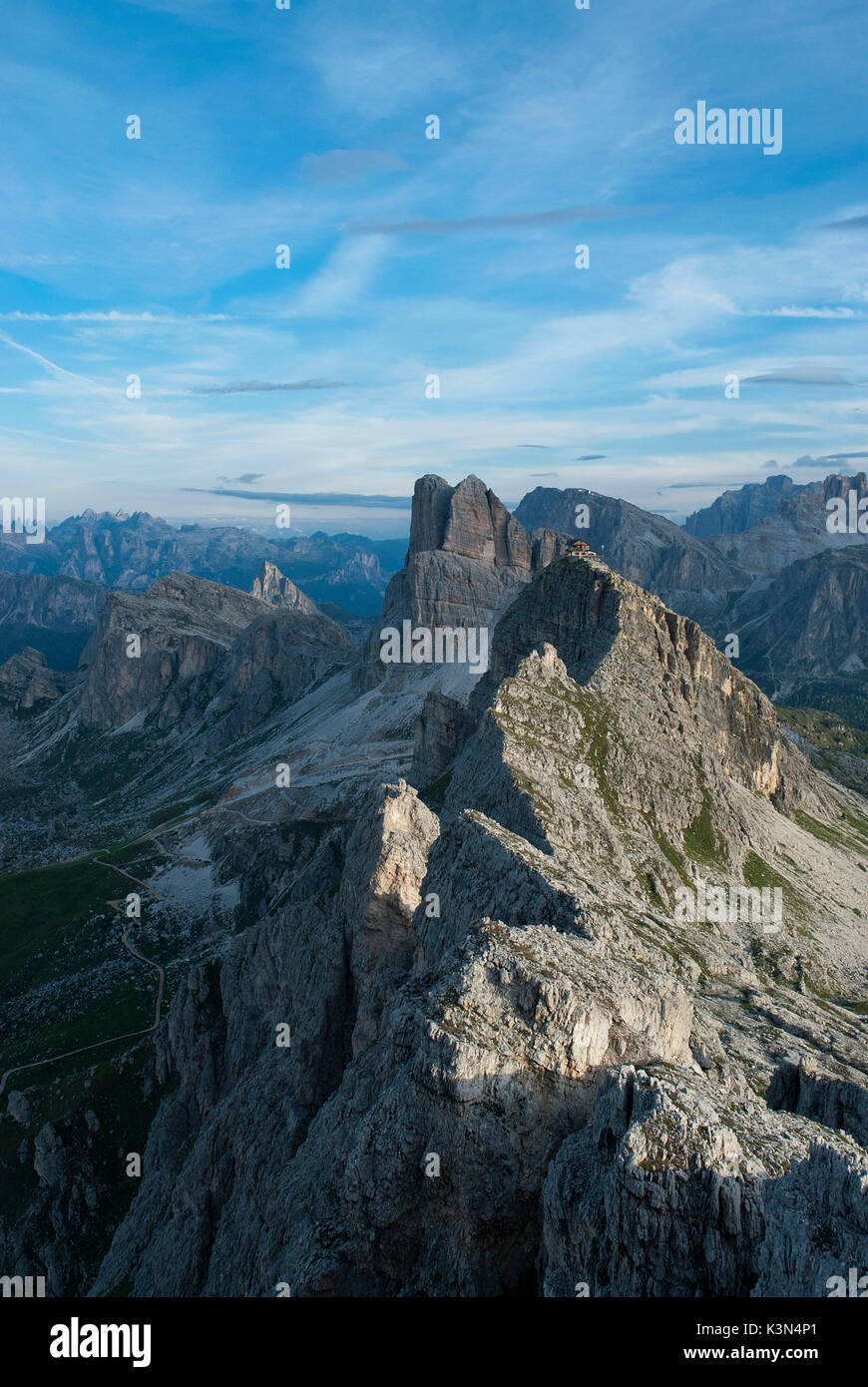 Dolomites, Veneto, Italie. Les pics de Averau, Nuvolau avec le Refuge, Lagazuoi et Fanis tôt le matin Banque D'Images