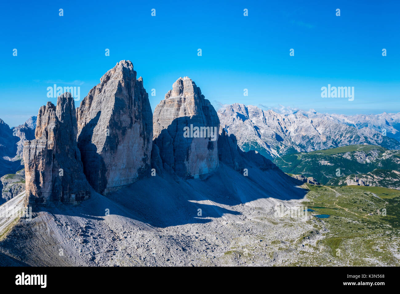 Sexten Dolomites de Sesto/, Germany, province de Bolzano, Italie. Vue depuis le sommet du Monte Paterno/Paternkofel sur le Tre Cime di Lavaredo/Drei Zinnen Banque D'Images