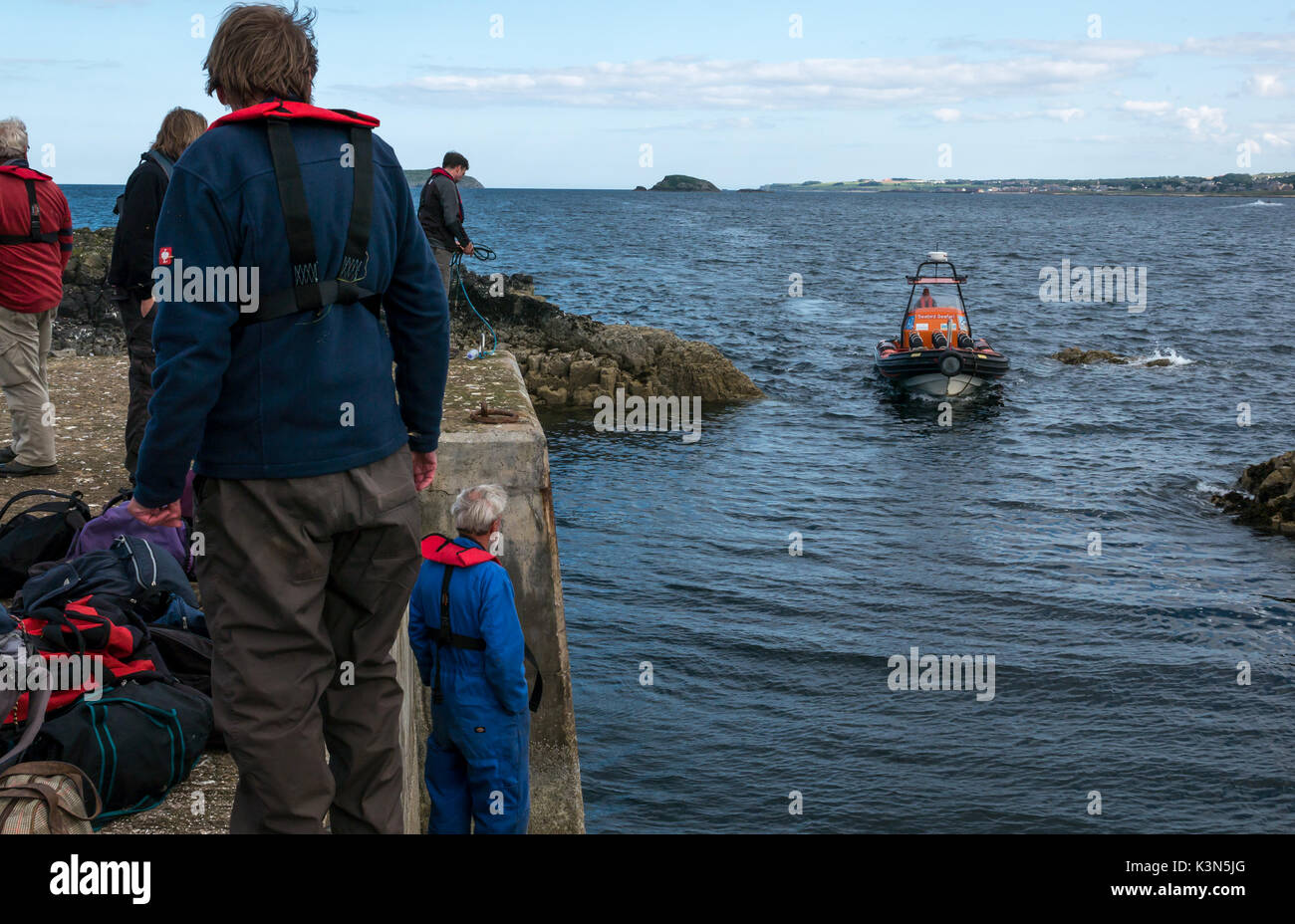 Le bateau gonflable du Centre des oiseaux de mer débarque à Fidra Island, Firth of Forth pour les bénévoles de groupes de travail qui défriffent la malow, une plante envahissante Banque D'Images