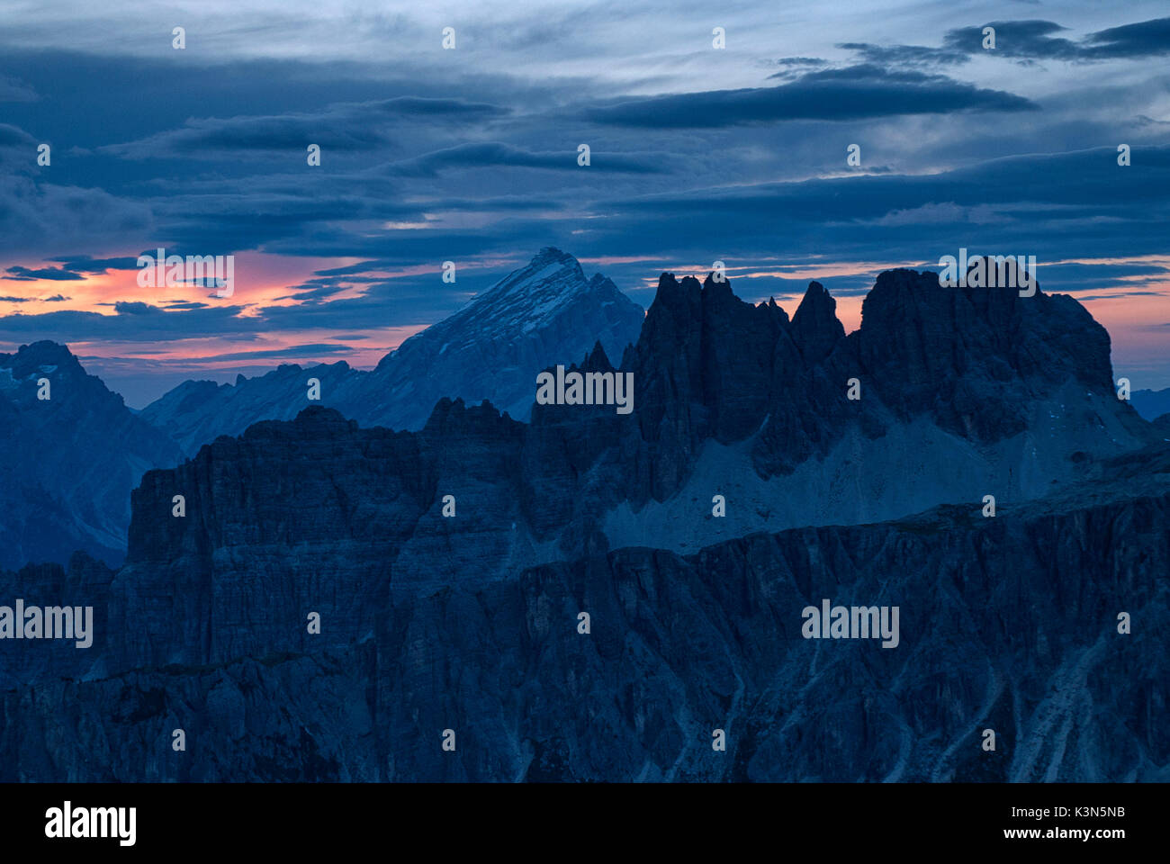 Nuvolau, Dolomites, Veneto, Italie. Croda da Lago et Antelao juste avant le lever du soleil. Banque D'Images