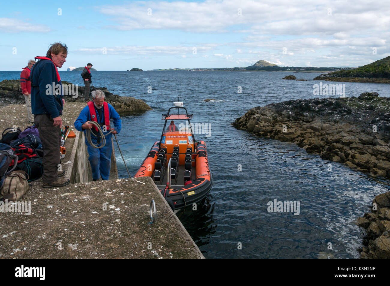 Le bateau gonflable du Centre des oiseaux de mer débarque à Fidra Island, Firth of Forth pour les bénévoles de groupes de travail qui défriffent la malow, une plante envahissante Banque D'Images