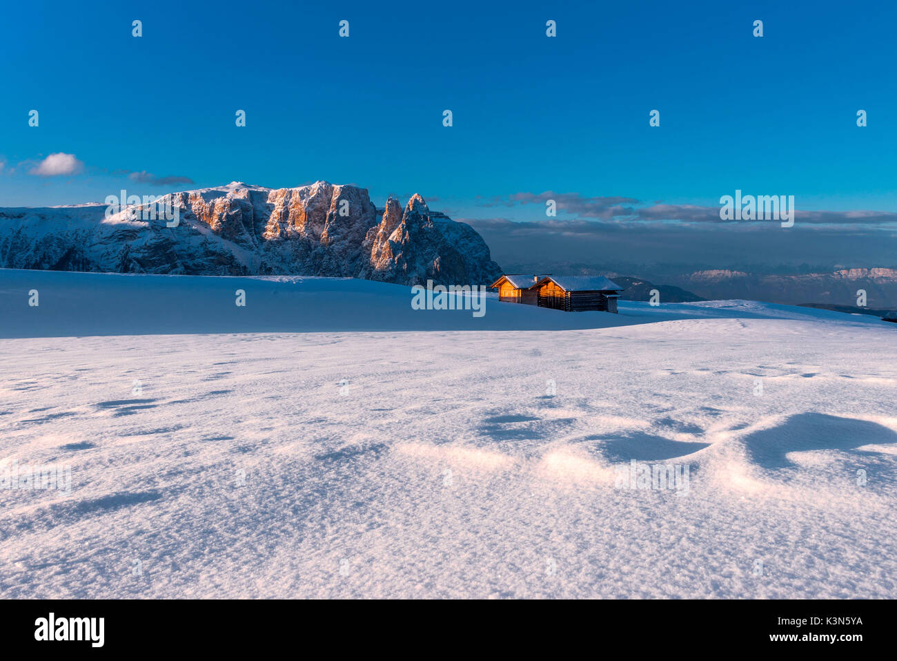 Alpe di Siusi / Seiser Alm, Dolomites, Tyrol du Sud, Italie. Granges sur plateau Bullaccia/Puflatsch. Dans l'arrière-plan les sommets de Sciliar/Schlern Banque D'Images