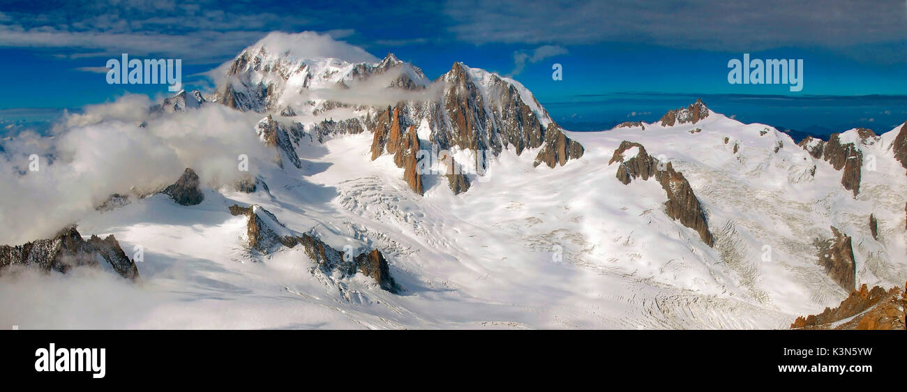 Vue panoramique sur le massif du Mont Blanc (Monte Bianco), du sommet du Mont Blanc sur la gauche. Vallée d'aoste, Italie, Europe Banque D'Images