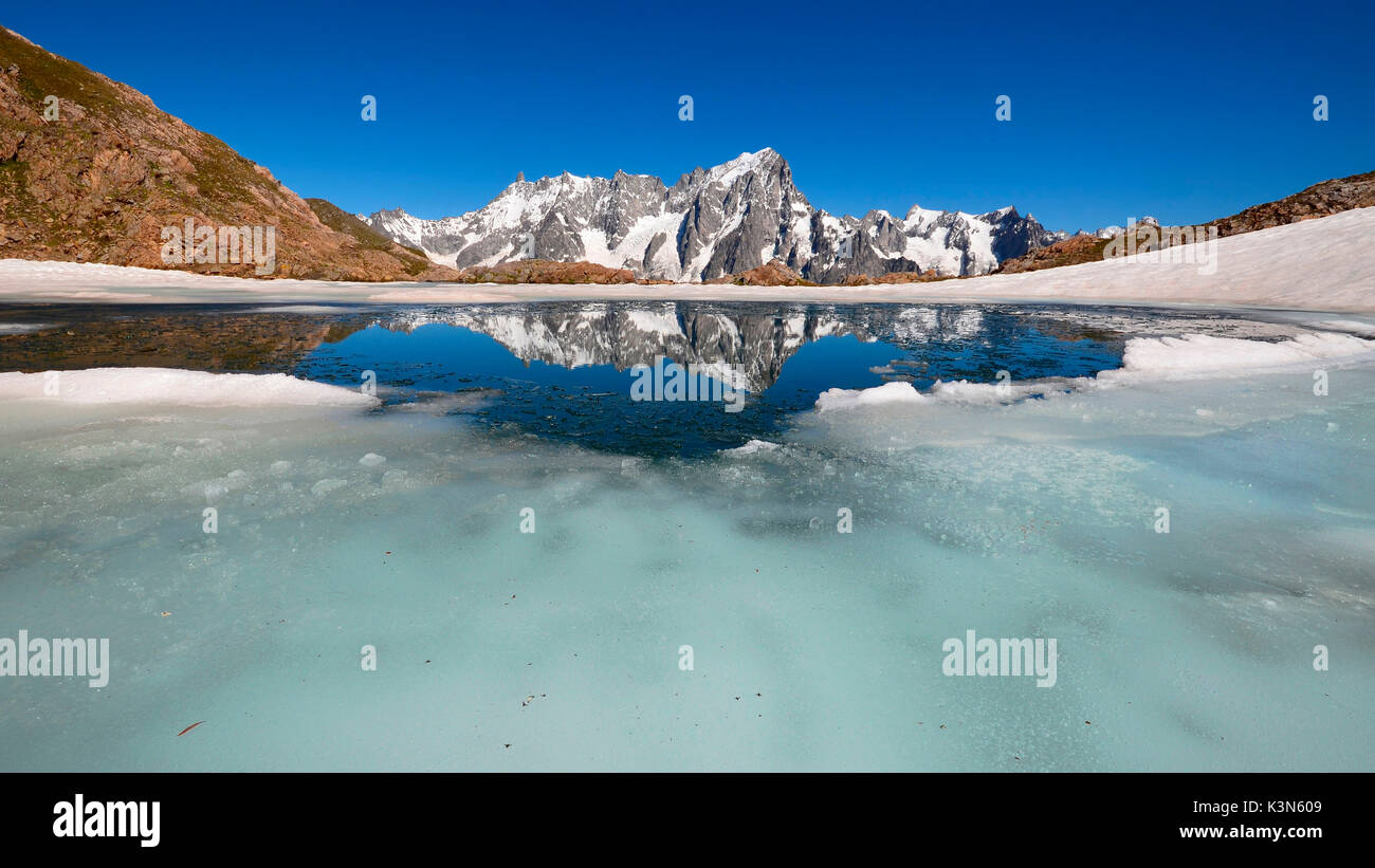 Mont Blanc (Monte Bianco) groupe dans le miroir, (près de Pascal bivouac), de la vallée d'aoste, Italie, Europe Banque D'Images