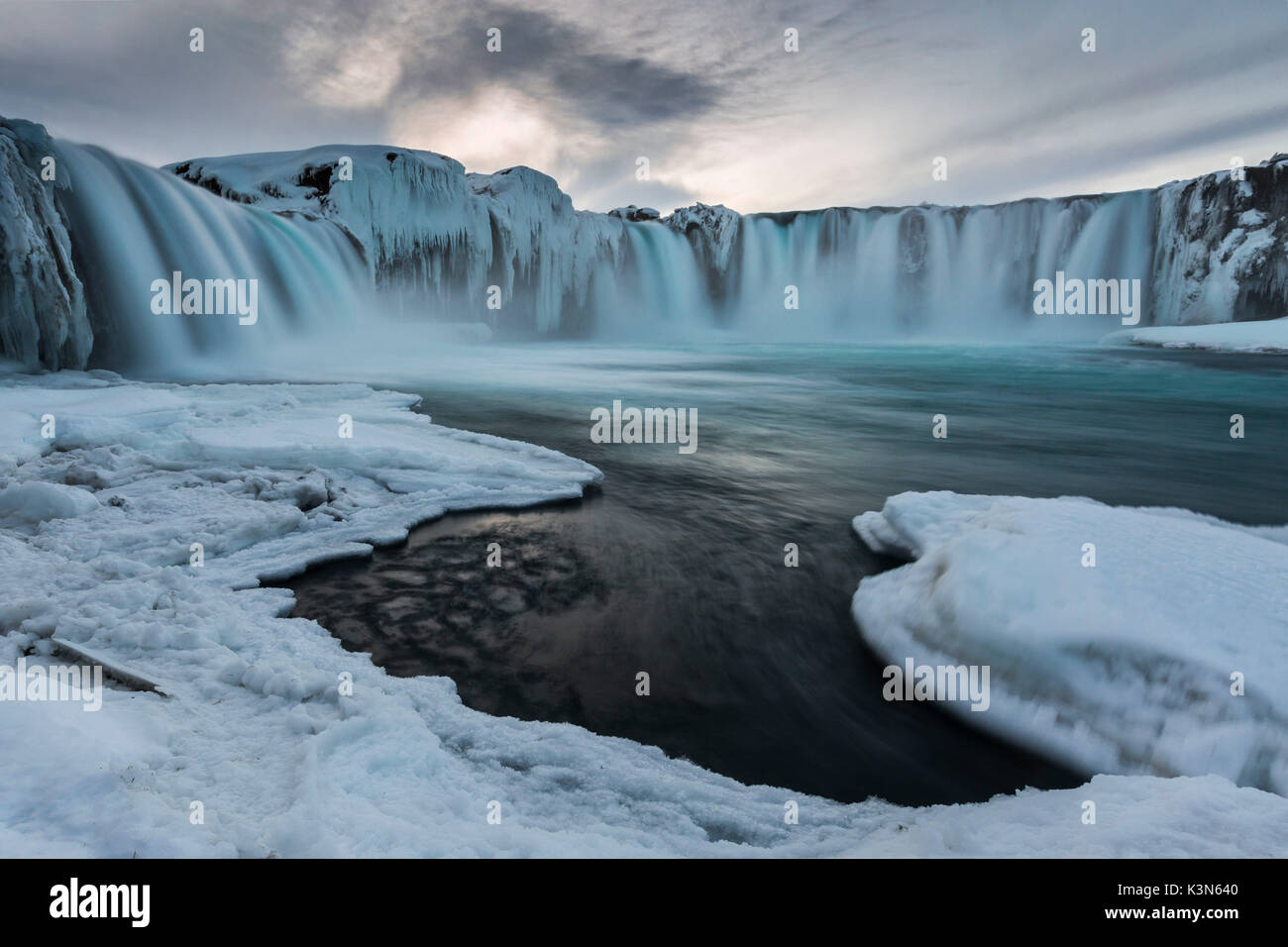 Cascade de Gullfoss dans le nord de l'Islande près de Akureyri après le coucher du soleil, pendant l'heure bleue dans un soir d'hiver froid. Banque D'Images