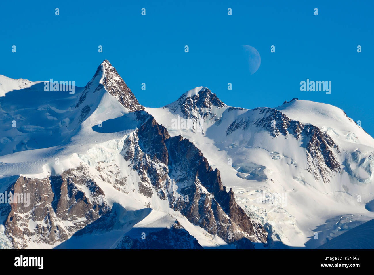 Monte Rosa : Capanna Margherita (Gnifetti peack) avec la Lune, , de Furggen Pass, valtournenche, vallée d'aoste, Italie Banque D'Images