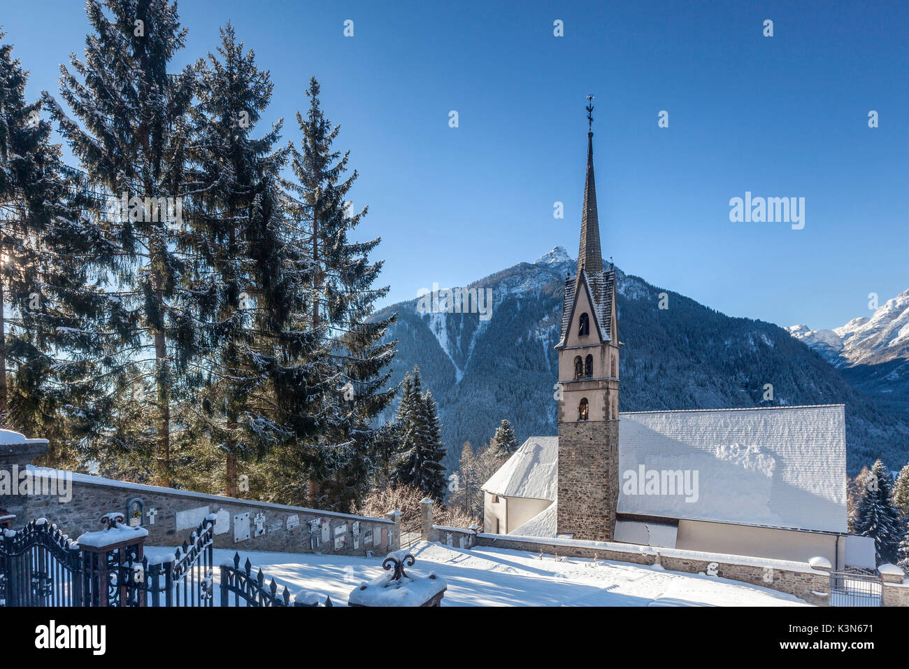 L'Europe, Italie, Vénétie, Italie. L'église monumentale de Saint Simon à Vallada Agordina Banque D'Images