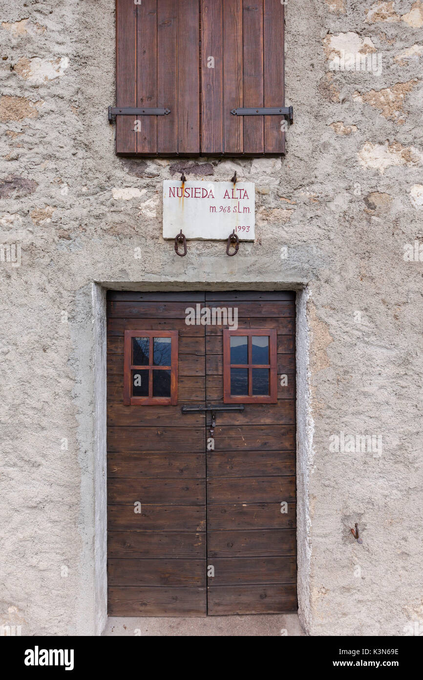 La Casera Nusieda Alta, l'un des trois points d'appui pour les randonneurs dans la vaste région des Monti del Sole, ici un détail de la porte d'entrée avec la plaque du nom et de l'altitude. Monti del Sole, le Parc National des Dolomites de Belluno, Padova, Veneto, Italie Banque D'Images