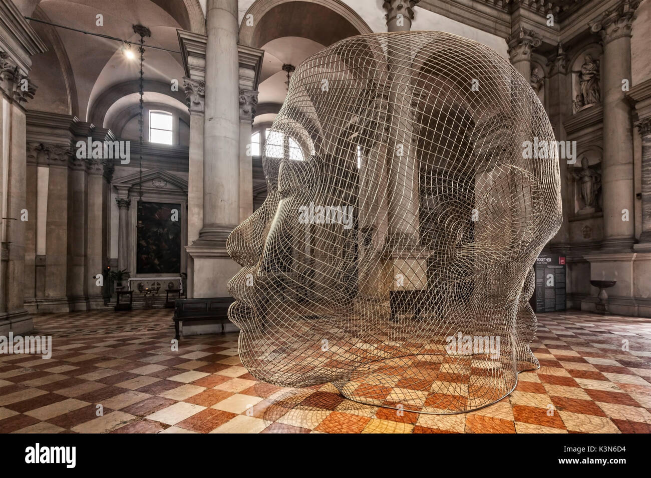 L'Europe, Italie, Vénétie. Jaume Plensa, 56e exposition d'Art de la Biennale de Venise, l'installation à l'intérieur de la Basilique de San Giorgio Maggiore, à Venise Banque D'Images