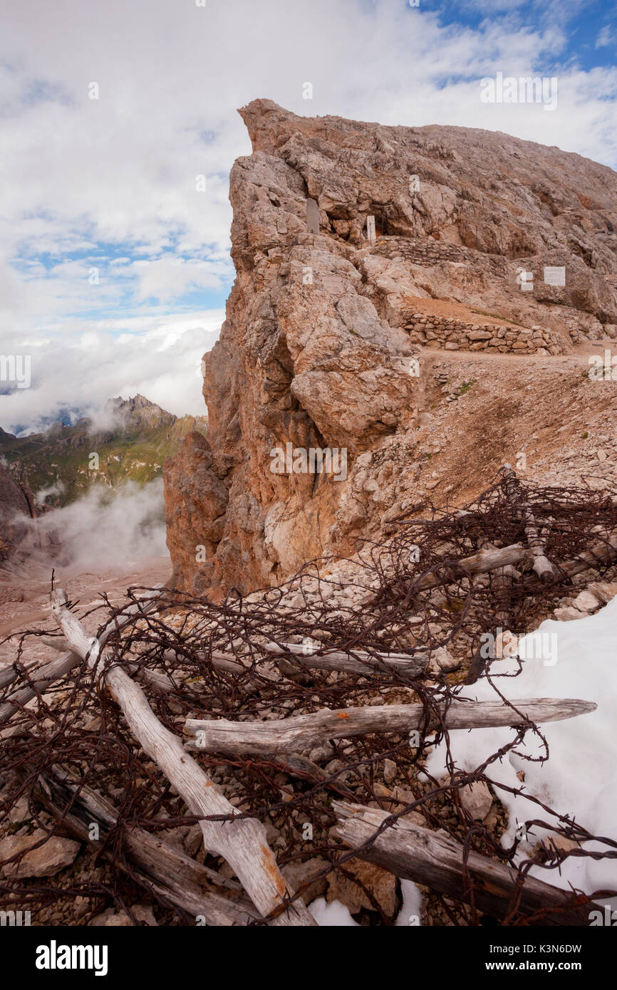 Punta Serauta et barbelés, les vestiges de la Première Guerre mondiale, Marmolada, Dolomites Banque D'Images