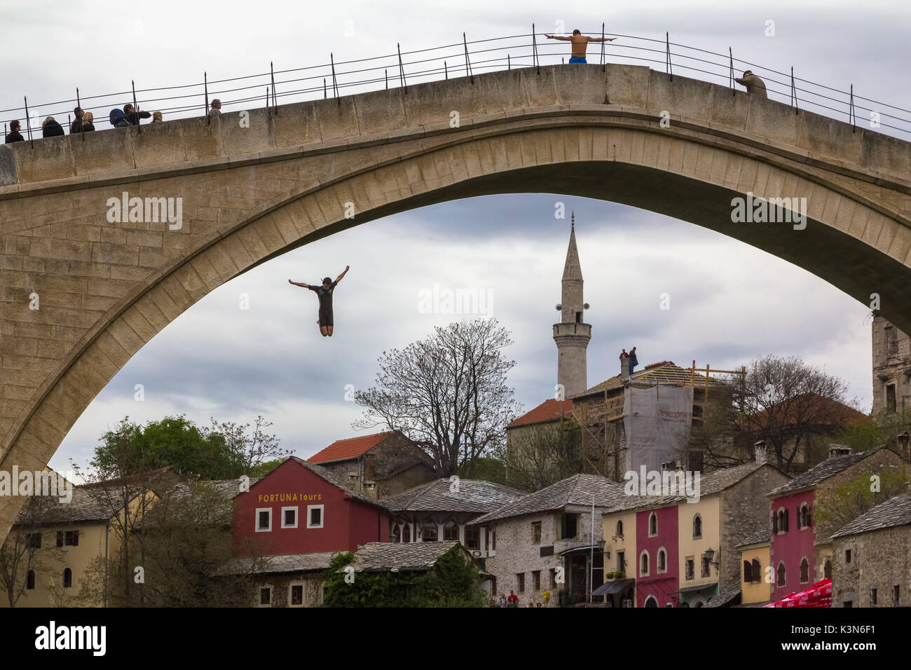 L'Europe orientale, Mostar, Bosnie-Herzégovine. Le célèbre saut dans la rivière d'Naretva le Stari Most (Vieux Pont) Banque D'Images