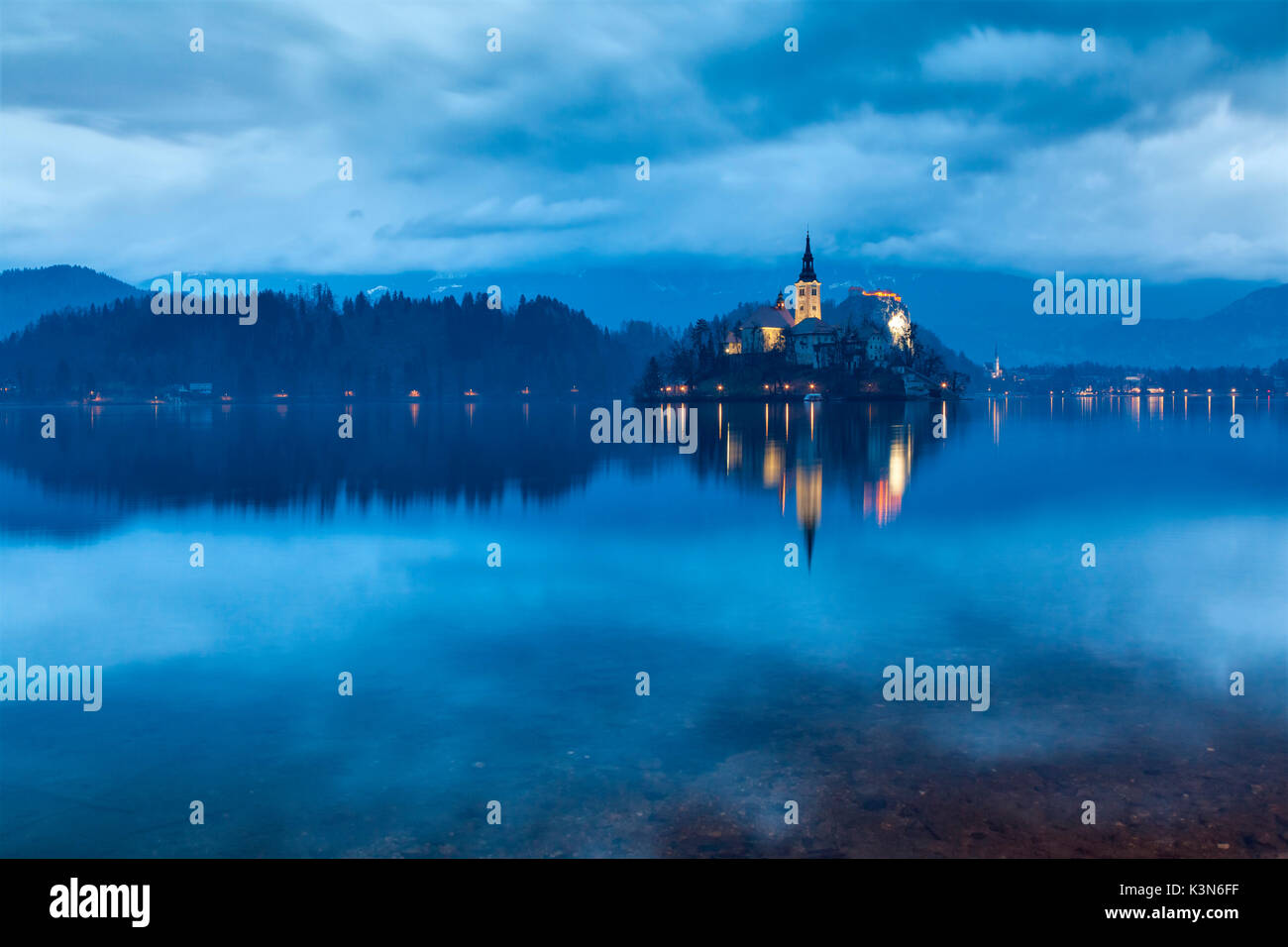 L'Europe, la Slovénie, la Haute-carniole. Paysage emblématique sur le lac de Bled. Banque D'Images