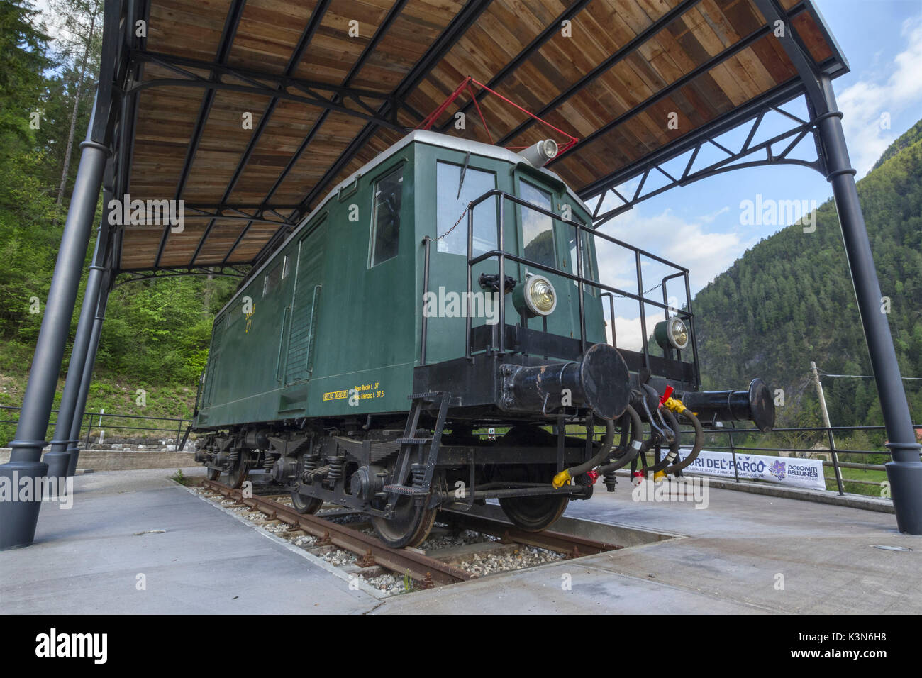 L'Europe, Italie, Vénétie, l'Agordino. La vieille locomotive LB1 SAIF de la ligne Bribano - Agordo exposés dans le bassin minier de Valle Imperina Rivamonte Agordino, Dolomites Banque D'Images