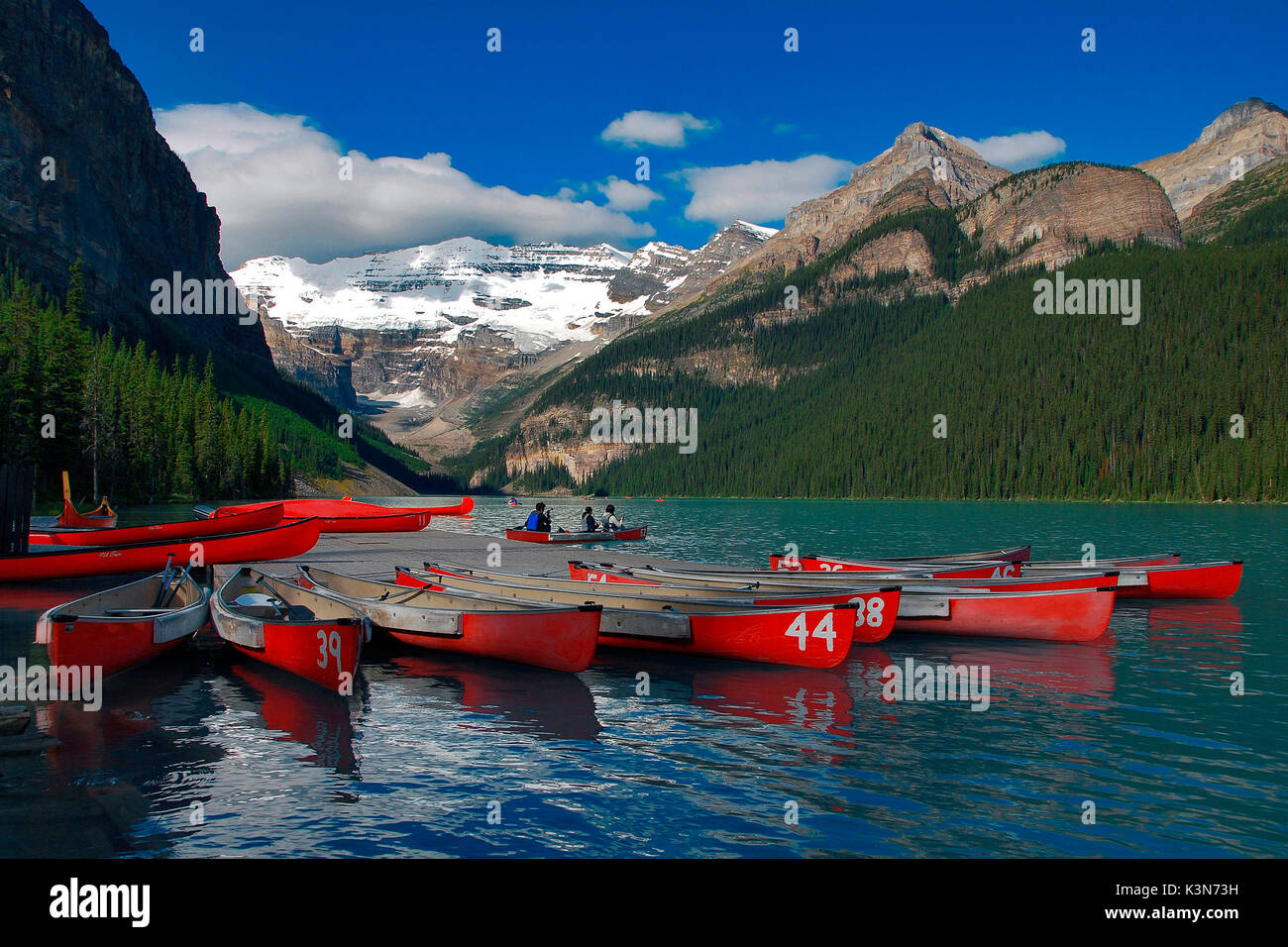 Canoës sur le lac Louise, parc Banff, Canada, USA Banque D'Images