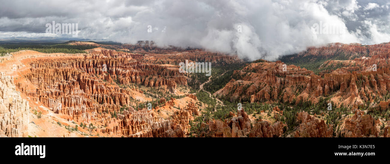 Paysage de Hoodoos Inspiration Point. Le Parc National de Bryce Canyon, Garfield County, Utah, USA. Banque D'Images