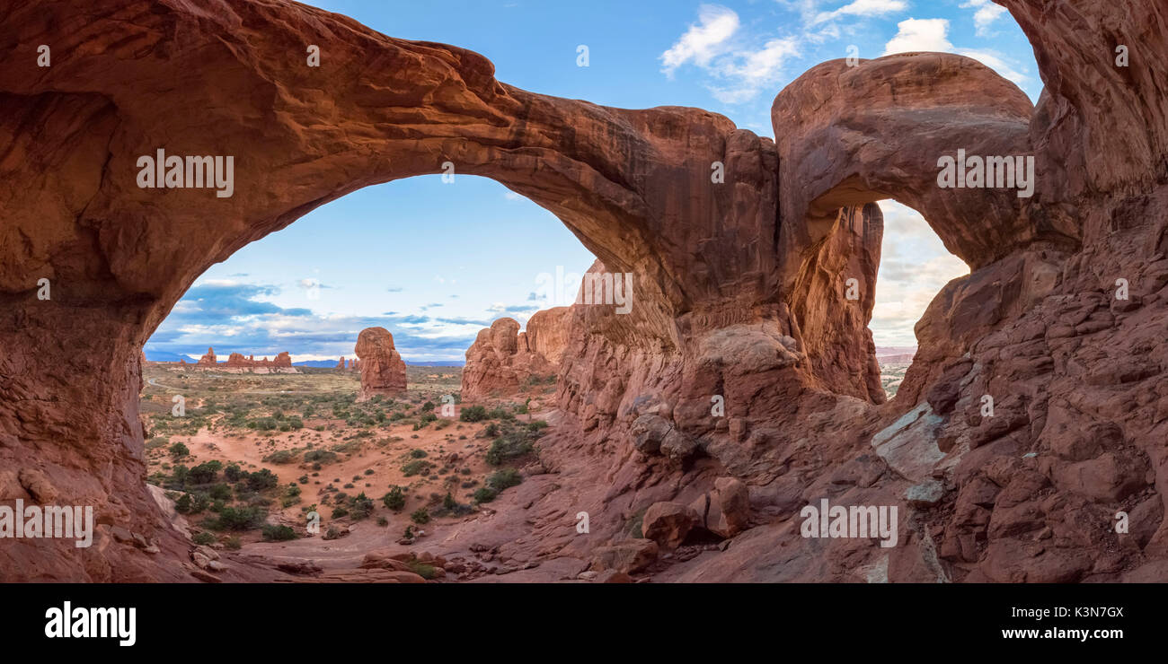 Personne en vertu de l'arc double. Arches National Park, Moab, Grand County, Utah, USA. Banque D'Images