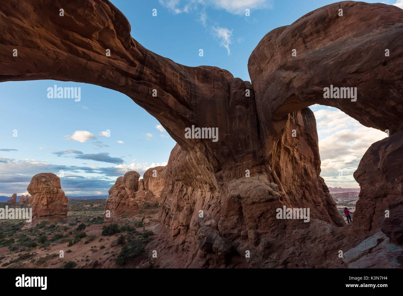 Personne en vertu de l'arc double. Arches National Park, Moab, Grand County, Utah, USA. Banque D'Images