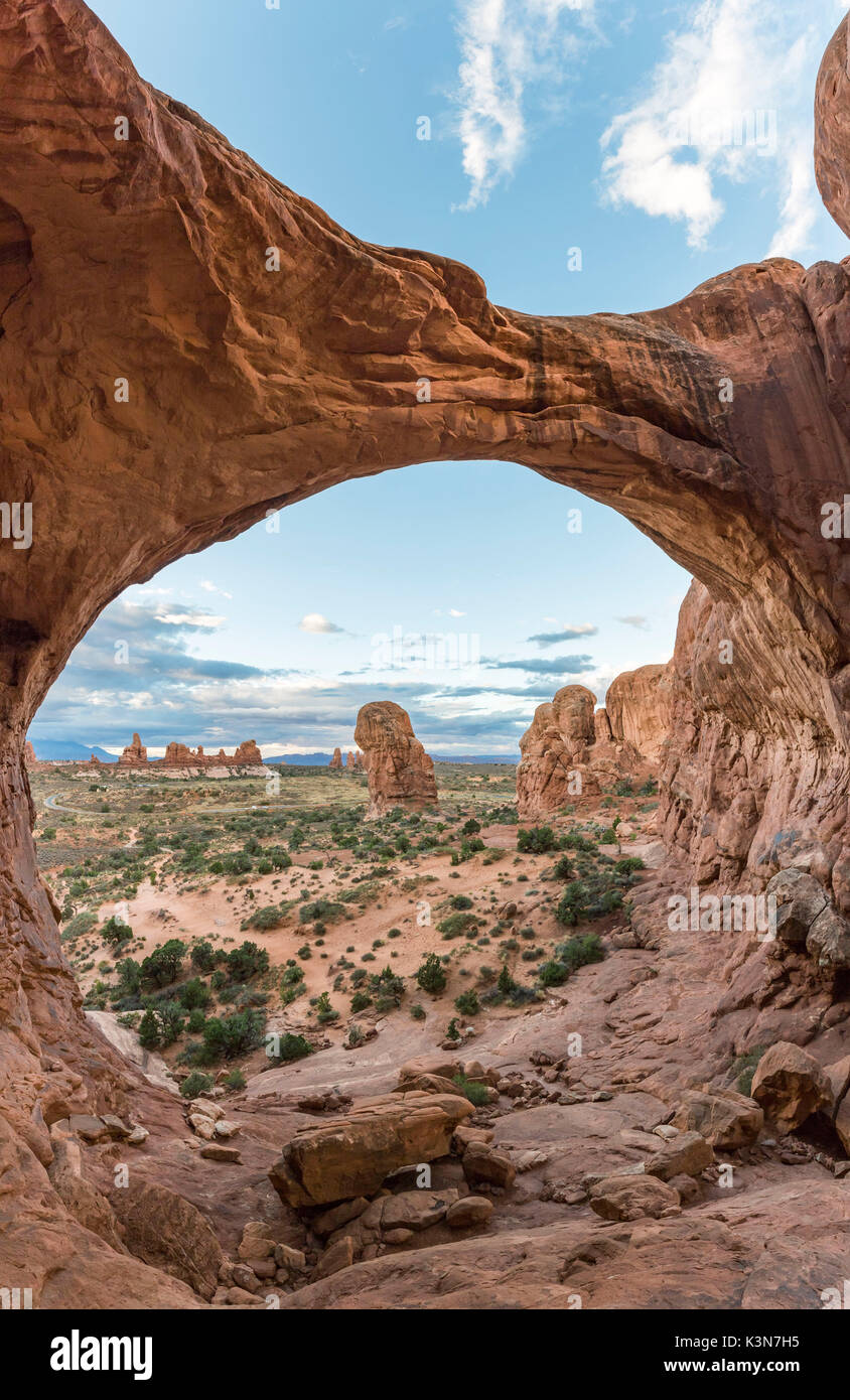 Arc double, Arches National Park, Moab, Grand County, Utah, USA. Banque D'Images