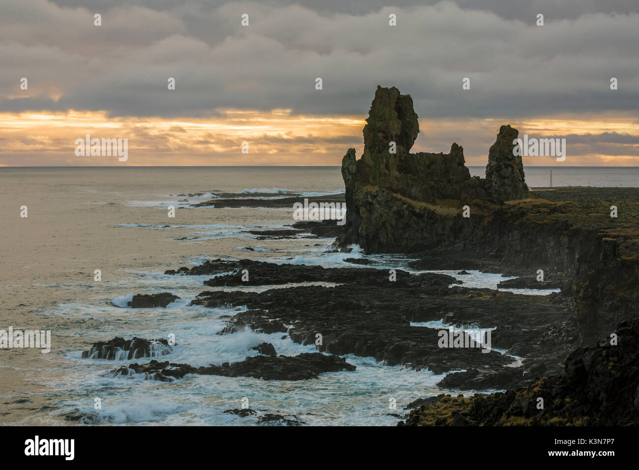 Bird rock , Londrangar, Snaefellsjoekull National Park, dans l'ouest de l'Islande, Europe Banque D'Images