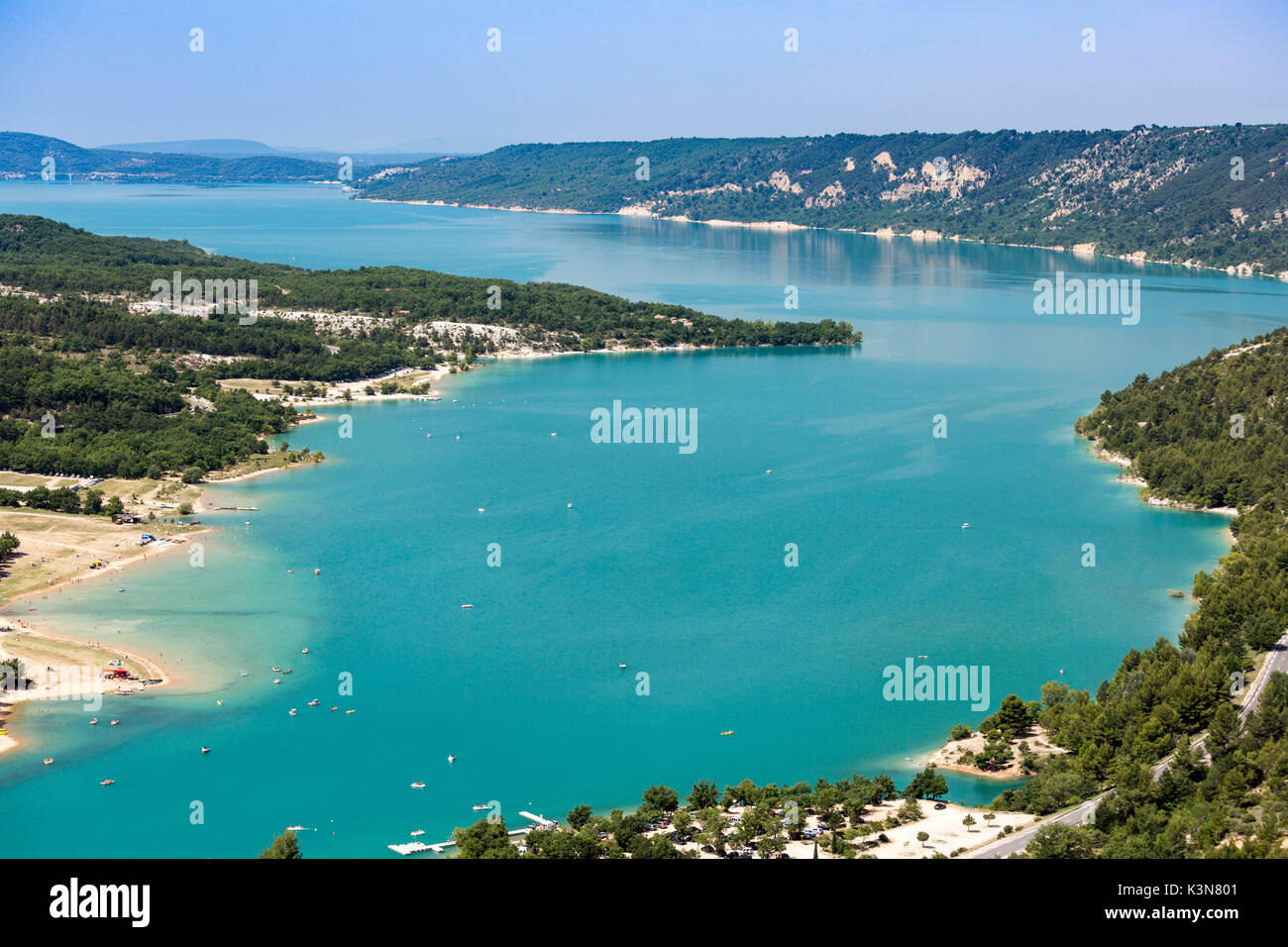 Bateaux à aube sur le Lac de Sainte-Croix. Moustiers-Sainte-Marie, Alpes de Haute Provence, Provence-Alpes-Côte d'Azur, France, Europe. Banque D'Images