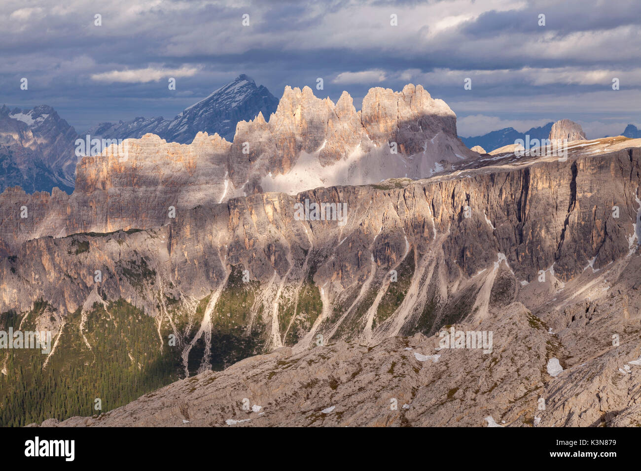 Refuge Nuvolau, col Falzarego, Cortina d'Ampezzo, Belluno province, Dolomites, Trentin-Haut-Adige, Italie, Europe. La lumière et des nuages aux Dolomites. Banque D'Images