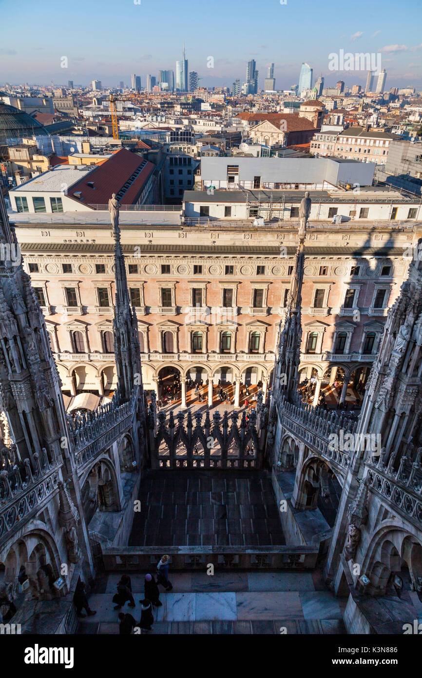 Milan, Lombardie, Italie. Vue depuis la terrasse de la cathédrale de Milan pour les gratte-ciel de la ville. Banque D'Images