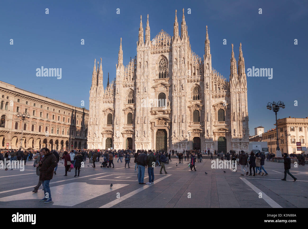 Milan, Lombardie, Italie. La place de la cathédrale avec des gens dans une journée ensoleillée. Banque D'Images