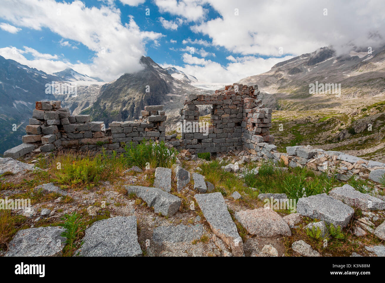Val Genova, parc naturel Adamello-Brenta, province de Trento, Trentino-Alto Adige, Italie. Reste de la cabine près du Mandrone refuge. En contexte, il y a les trois Lobbie et le glacier du Mandrone, l'une des branches de l'Adamello glacier Banque D'Images