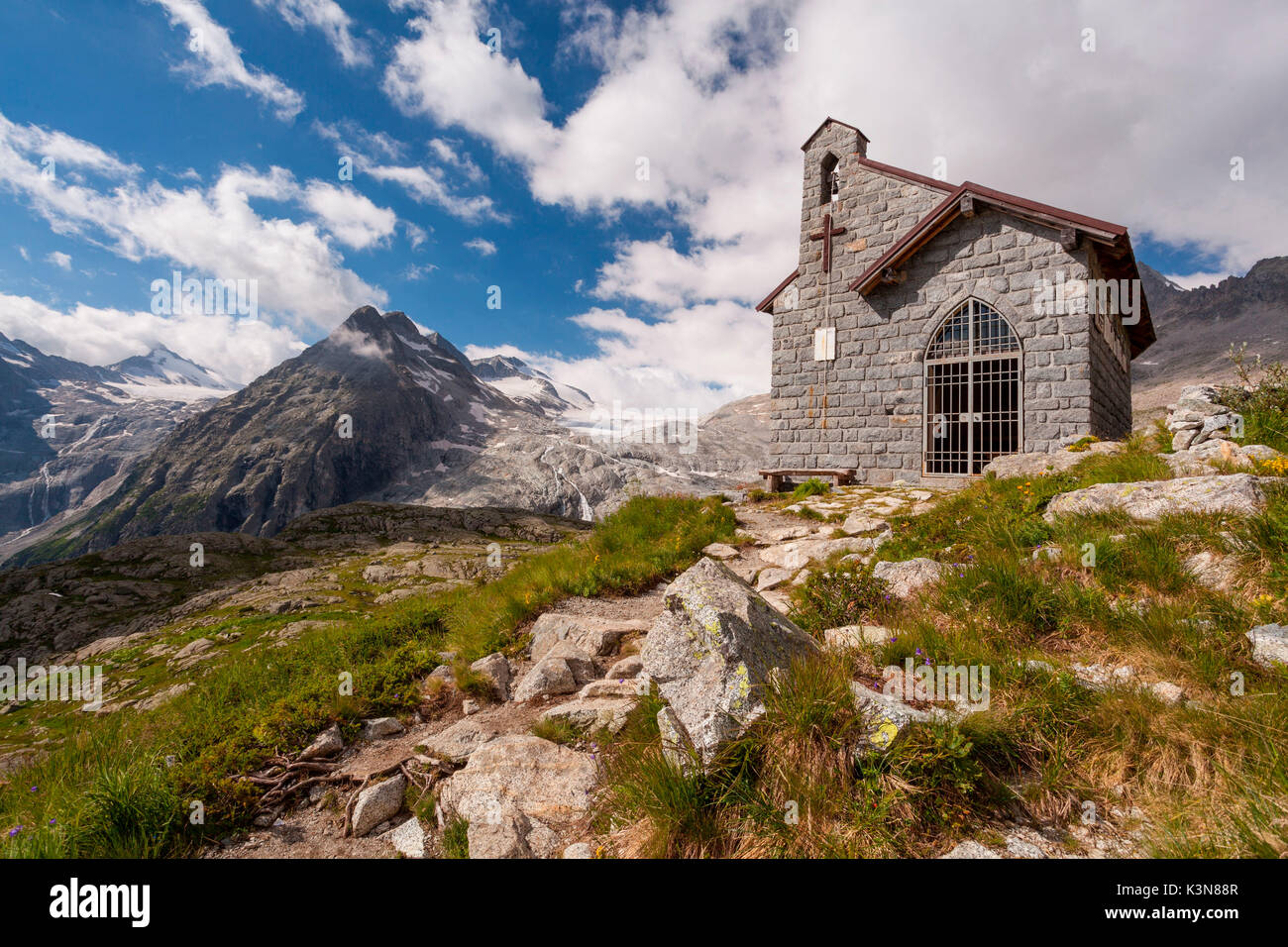 Val Genova, parc naturel Adamello-Brenta, province de Trento, Trentino-Alto Adige, Italie. Une petite église à la mémoire de soldats près de Mandrone refuge. Banque D'Images