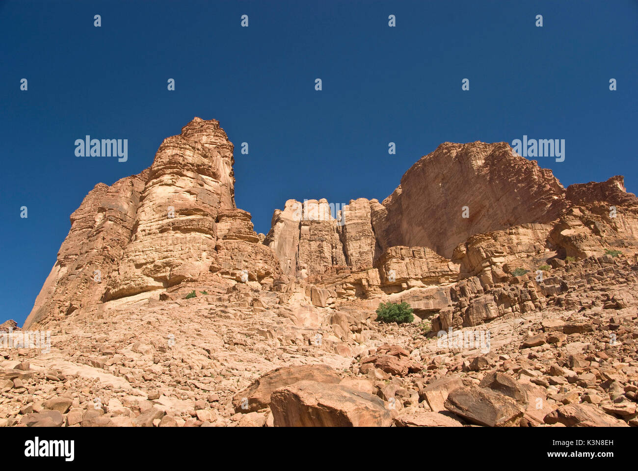 Des montagnes de rochers de granit rouge antique dans le désert de Wadi Rum, Jordanie Banque D'Images