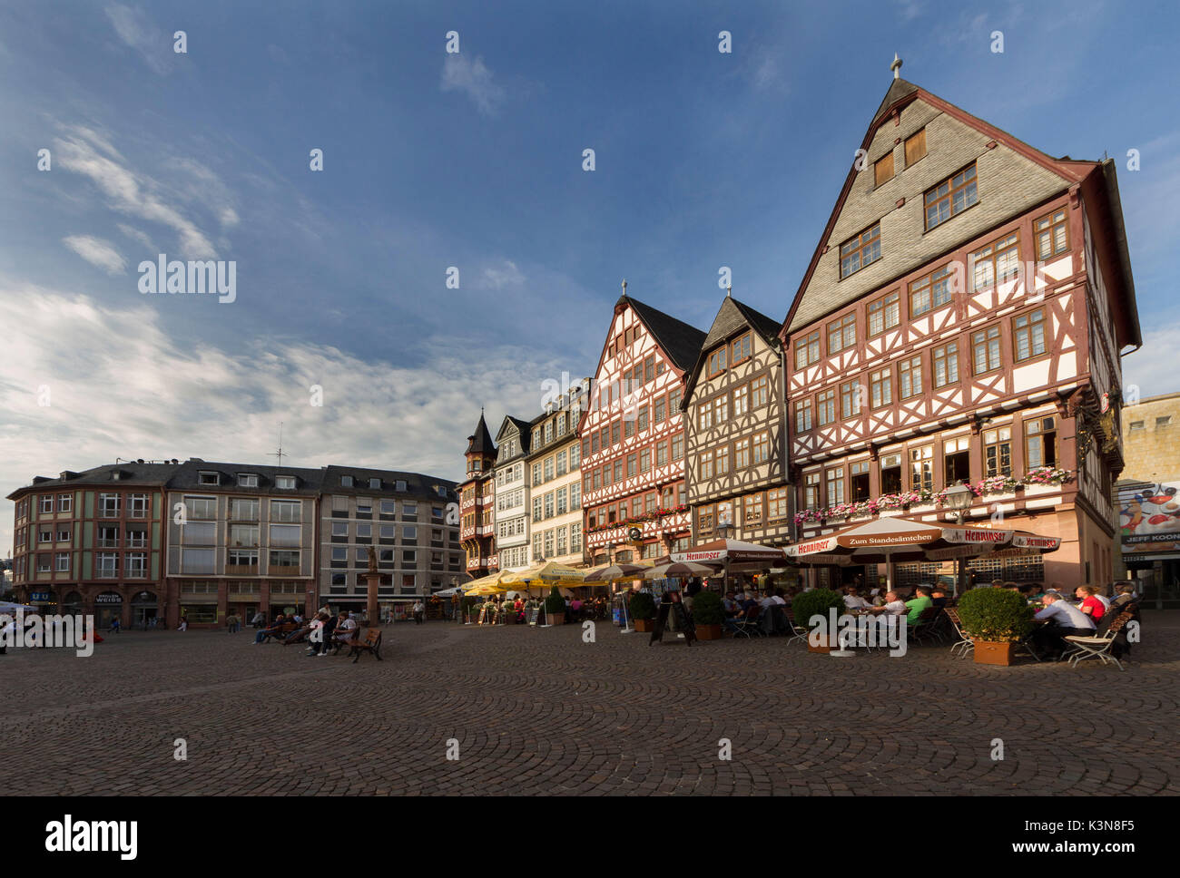 Les maisons typiques dans la Romerberg Square avec les restaurants touristiques et l'alimentation. Francfort, Allemagne Banque D'Images