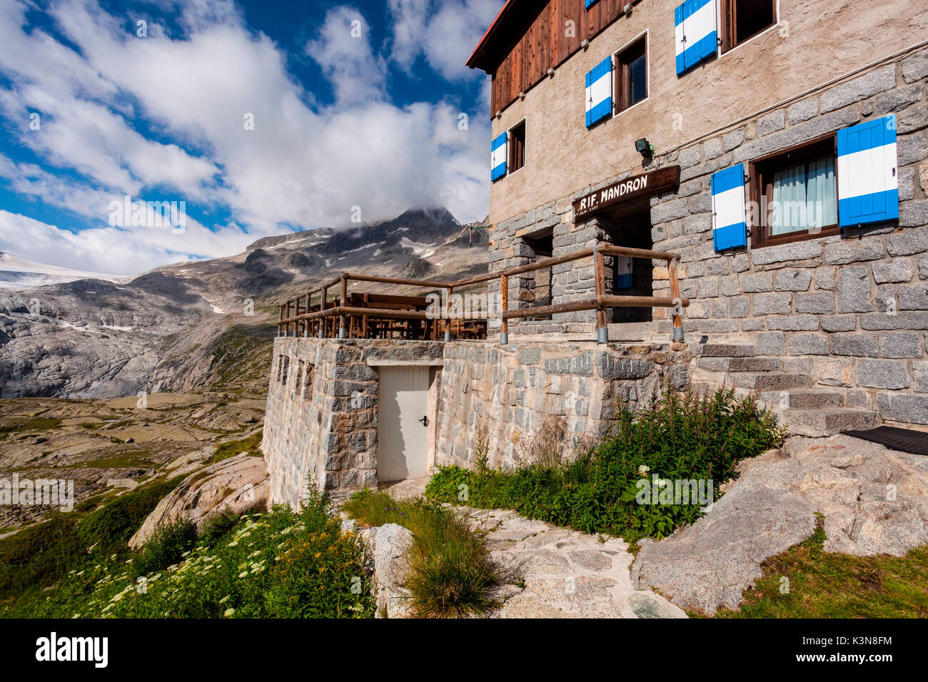 Val Genova, parc naturel Adamello-Brenta, province de Trento, Trentino-Alto Adige, Italie. Le refuge Mandron 'Trento city", qui est placé sur la vallée Genova , Trentin. Banque D'Images
