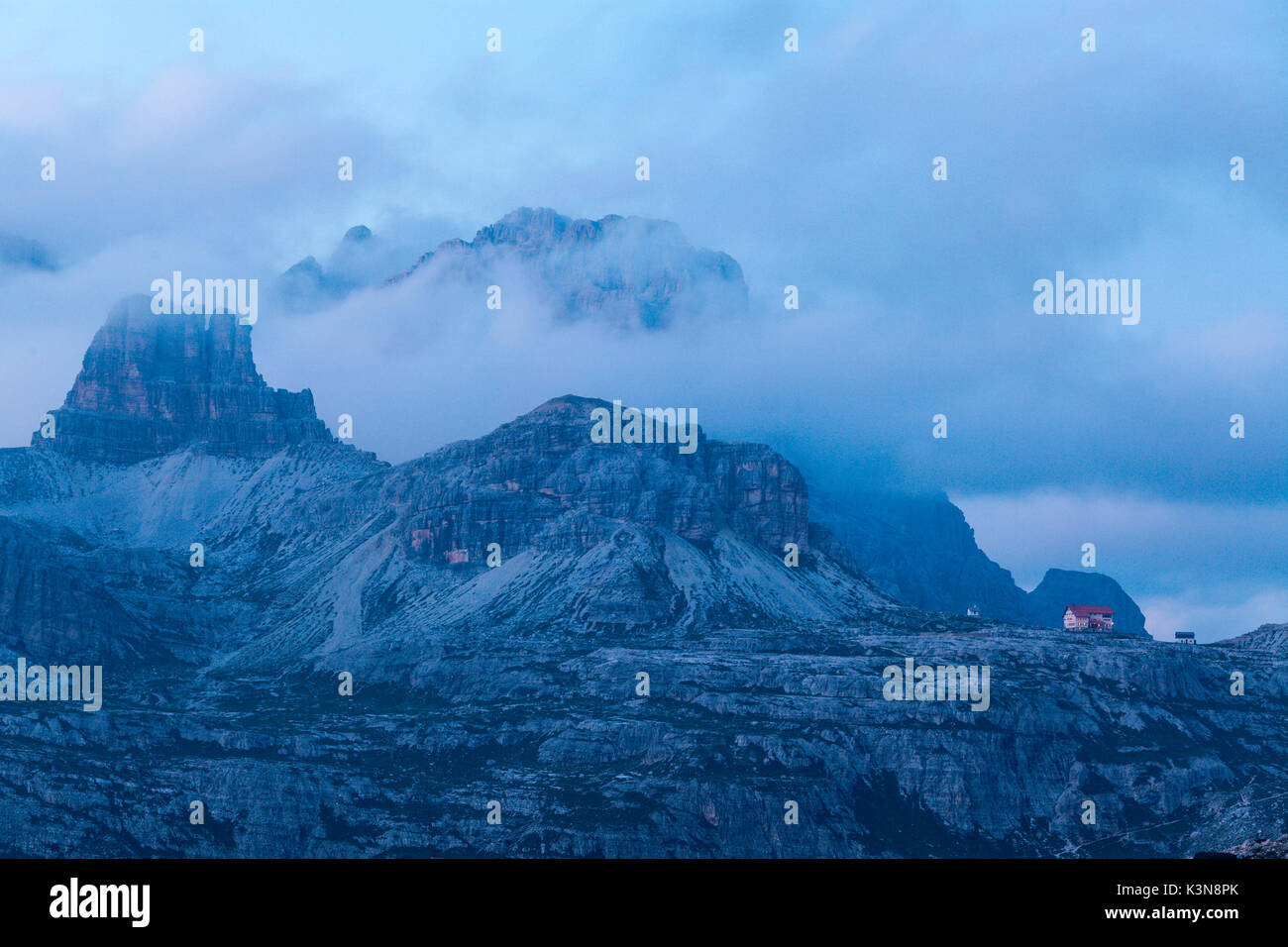 Locatelli refuge près de les Trois Cimes de Lavaredo après le coucher du soleil, Trentin-Haut-Adige, Italie. Banque D'Images