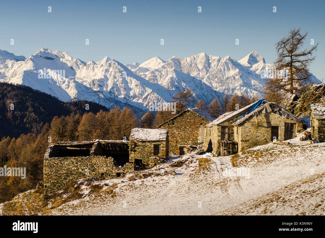 Un petit village abandonné, avec les crêtes de la vallée centrale de la Vallée d'Aoste. (Le Val d'Ayas, Vallée d'Aoste, Italie) Banque D'Images