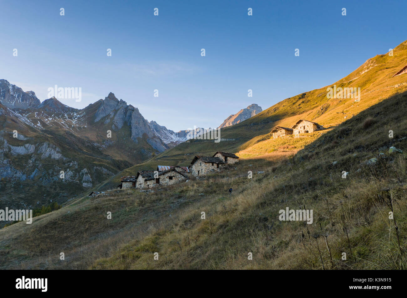 Petit village au coucher du soleil (Gran San Bernardo, la vallée d'Aoste, Alpes italiennes, l'Italie) Banque D'Images