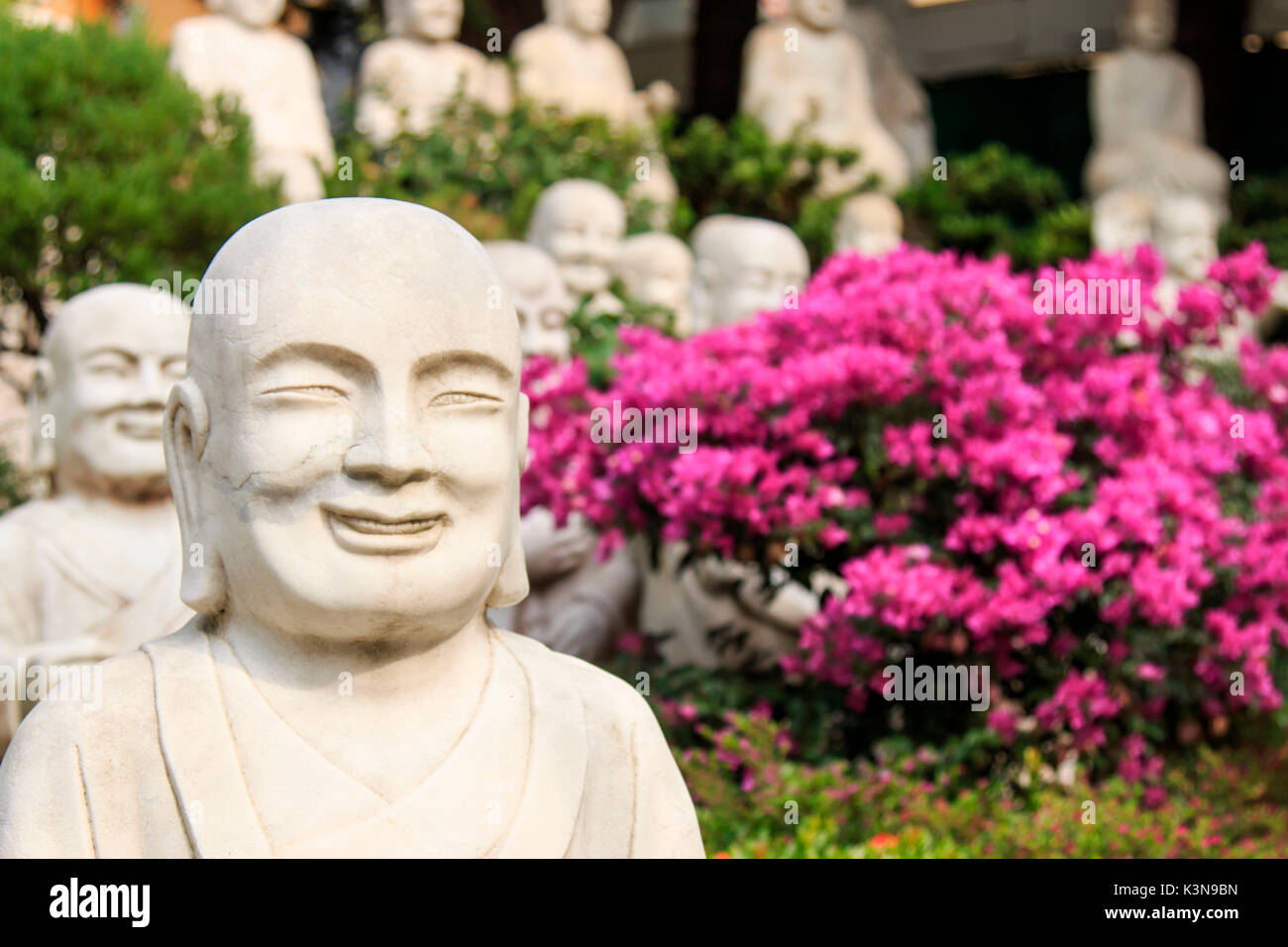 Kaohsiung, Taiwan. Bouddha sculpté à la main à l'entrée de Fo Guang Shan. Banque D'Images
