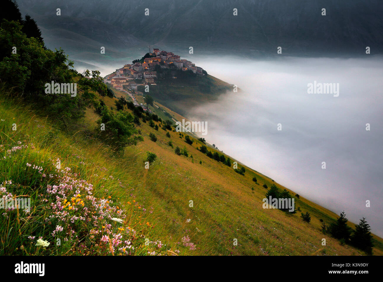 Lever de soleil à Castelluccio di Norcia avec brouillard dans le plateau, Ombrie, Italie Banque D'Images