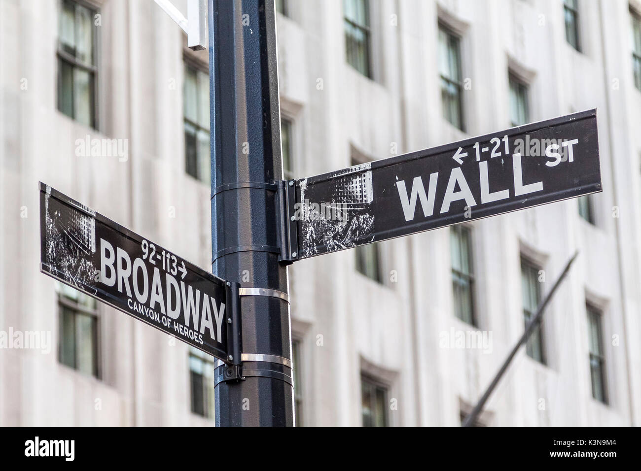 Signal de trafic à Wall Street et Broadway, Manhattan, New York City, New York, USA. Banque D'Images