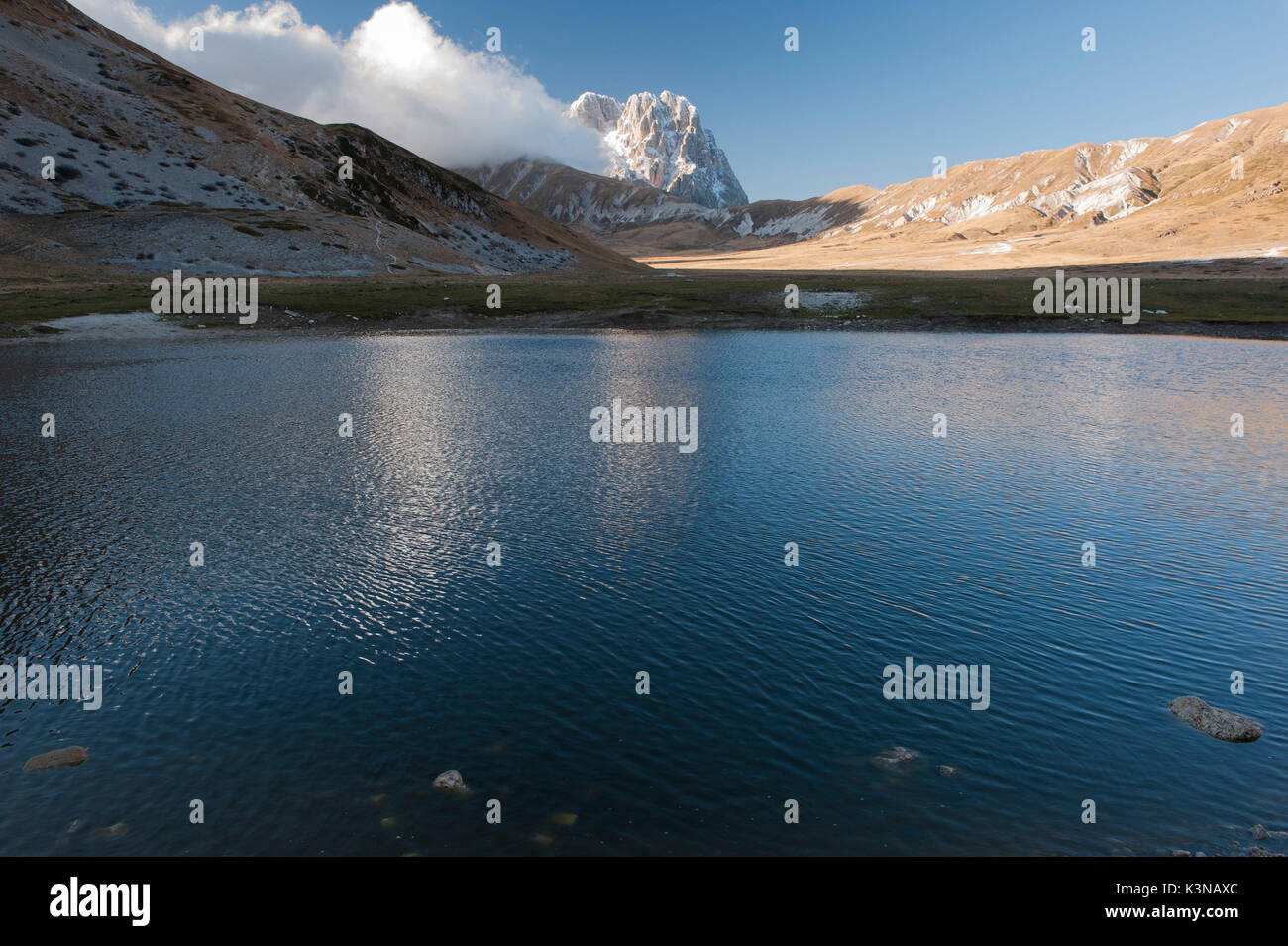 Le Petranzoni lake et le Corno Grande de Gran Sasso d'Italia, pic du plateau de Campo Imperatore, Abruzzes, Italie Banque D'Images