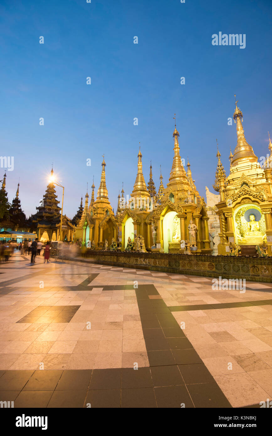 Yangon, Myanmar (Birmanie). La pagode Shwedagon au coucher du soleil. Banque D'Images